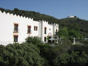 卢塞纳Hotel Sierra de Araceli Lucena的山边的白色建筑
