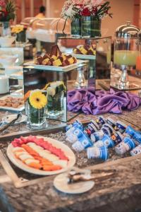 新山新山V8酒店的餐桌上的自助餐,包括食物