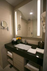 新山新山V8酒店的一间带水槽和镜子的浴室