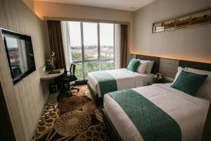 新山新山V8酒店的酒店客房设有两张床和窗户。