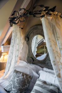 利克维Le B Cottage & SPA Privé的一间卧室配有一张带大镜子的床