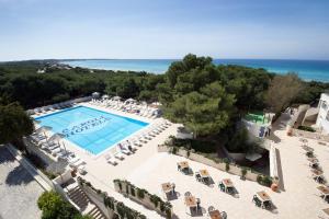 加利波利Ecoresort Le Sirene - Caroli Hotels的享有度假胜地的空中景致,设有游泳池和海洋