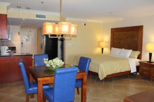 棕榈滩迪威一室公寓度假村的卧室配有一张床和一张桌子及椅子