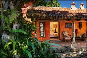 SuchitotoLos Almendros de San Lorenzo的房屋设有1个带沙发和椅子的庭院