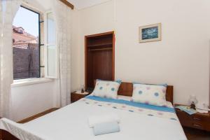 杜布罗夫尼克Dubrovnik OLD PORT Accommodation的卧室配有一张大白色床和窗户