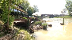 皮耶什佳尼贝纳提基宾馆的池塘,池塘,长凳,建筑物和桥梁
