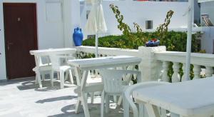 帕罗奇亚埃雷菲塞里亚酒店的庭院里一组白色的桌椅
