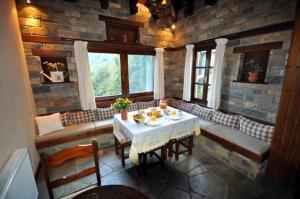 桑加拉达阿玛俄雅传统旅馆的一间带桌椅和窗户的用餐室