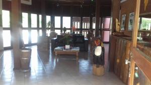 阿瓜斯-迪圣佩德罗Pousada Rural Paraíso的带沙发和咖啡桌的客厅