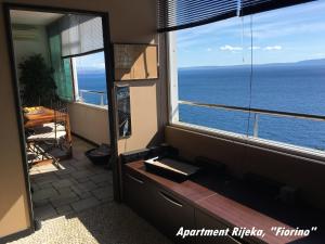 里耶卡Rijeka Fiorino Apartment的浴室设有海景窗户。
