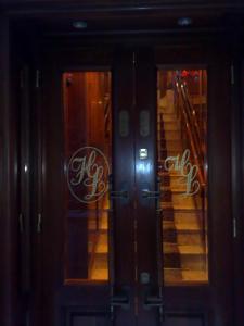 威尼斯力士酒店的两扇玻璃门,楼内有楼梯