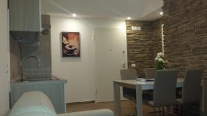 米兰尼斯利维因斯乔亚公寓的一间设有桌子和石墙的用餐室