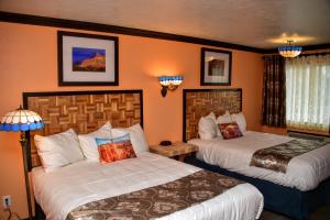 帕罗万山景住宿酒店的橙色墙壁的酒店客房内的两张床