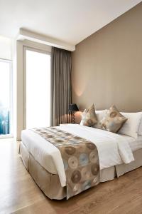 吉隆坡菲斯酒店的一间卧室设有一张大床和一个大窗户