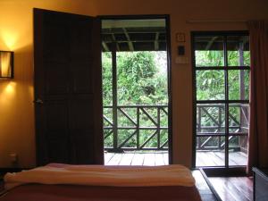 比利特最后疆域精品度假山林小屋的卧室设有通往阳台的门