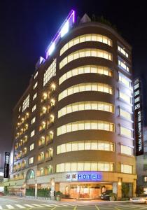 台北星美休闲饭店的一座大型建筑,上面有酒店标志