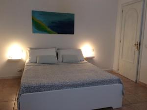 瓦斯托Villa Rosaria的一间卧室配有一张大床,两盏灯