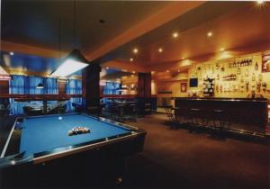 凯奇凯梅特乌诺酒店的一间设有台球桌和酒吧的客房