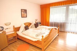 艾森巴哈Waldhotel Auerhahn B&B Bed & Breakfast的一间卧室设有一张木床和一个大窗户。