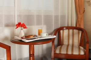 雅西摩尔多瓦酒店 的一张桌子,上面有一盘食物和花瓶