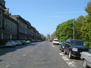 爱丁堡露台旅馆的路边有汽车的街道
