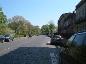 爱丁堡露台旅馆的路边有汽车的街道
