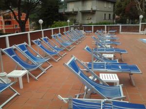 皮特拉利古莫瑞乐公寓式酒店的坐在庭院里的一排蓝色椅子