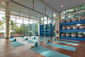 蓬塔卡纳伊贝罗斯塔巴瓦罗大酒店 的带有蓝色垫子的瑜伽课程,位于带大窗户的房间里