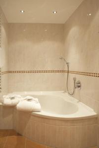 帕德博恩夜莺沃德酒店的浴室配有浴缸和毛巾。