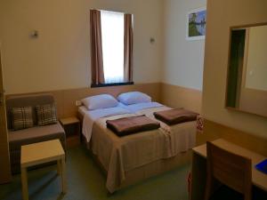 BrinjeHotel Lika Sjever的酒店客房设有两张床和窗户。