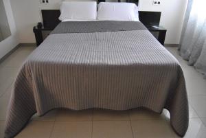 Llanera坎昆奥维耶多汽车旅馆的一张床上的毯子,放在房间里