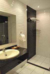 Llanera坎昆奥维耶多汽车旅馆的一间带水槽和淋浴的浴室