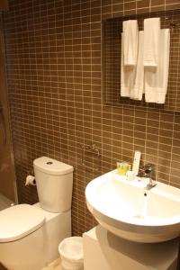 托雷德尔马尔Apartamentos Poniente - Mares的浴室配有卫生间、水槽和毛巾。