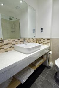 圣比斯沁蓝之海酒店的一间带水槽、镜子和卫生间的浴室