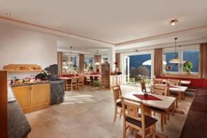 米特西尔阿尔卑斯霍夫公寓酒店的一个带桌椅的大客厅