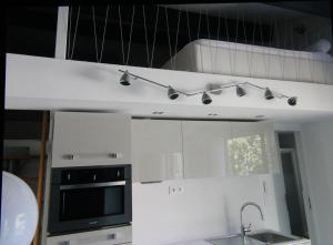 MudaisonVilla ou studio indépendant PISCINE sans vis à vis的厨房配有水槽和炉灶 顶部烤箱