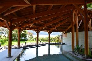 箱根箱根芦之湖皇家王子大饭店(The Prince Hakone Lake Ashinoko)的一个带木制凉亭的室外游泳池