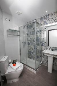 内尔哈巴哈马尔精品旅馆的带淋浴、卫生间和盥洗盆的浴室