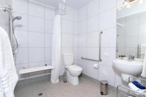 汉密尔顿BKs Premier Motel Hamilton的白色的浴室设有卫生间和水槽。