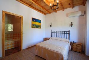 圣地亚哥德拉埃斯帕达胡斯皮迪利亚利欧苏姆塔Spa酒店的一间卧室设有一张床和一个步入式淋浴间。