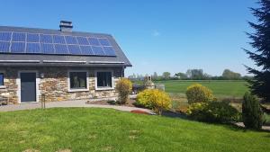 奥维法特Sixine House的屋顶上设有太阳能电池板的房子