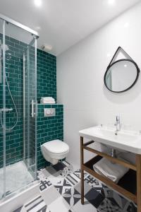 尼斯快乐文化拿普酒店的浴室配有卫生间、盥洗盆和淋浴。