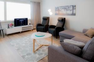 罗瓦涅米Apartments Rovakatu C19的客厅配有沙发、椅子和电视
