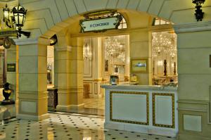 拉斯维加斯巴黎拉斯维加斯赌场度假酒店的商场内有拱门的商店