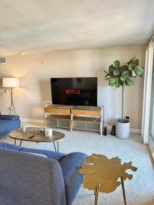 Cozy Oceanfront Peaceful Condo in Marina Del Rey