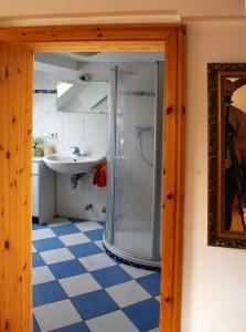 埃登科本Gasthaus Korfu的带淋浴和盥洗盆的浴室