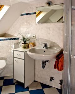 埃登科本Gasthaus Korfu的一间带水槽和镜子的浴室