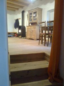 韦扎诺莫塔格乐奥比卡萨度假屋的配有桌椅和木地板的客房