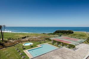 埃斯波森迪阿克西斯奥菲尔海滩度假酒店的享有度假胜地的空中景致,设有游泳池和海洋