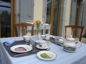 圣吉隆L'Enclos des Jacobins的桌子上放有盘子和茶壶